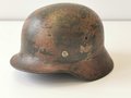 Heer, Stahlhelm Modell 1935. Zusammengehöriges Stück, Glockengrösse 62, Originale Tarnlackierung