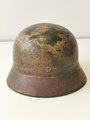 Heer, Stahlhelm Modell 1935. Zusammengehöriges Stück, Glockengrösse 62, Originale Tarnlackierung