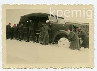 Halbkettenfahrzeug im Schnee, Maße 6 x 9 cm