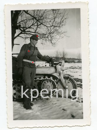 Kettenkrad in Wintertarnung mit Sturmgeschützmann, Maße 6 x 9 cm