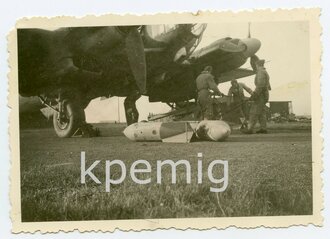 Heinkel 111 beim Beladen mit Bomben, Maße 6 x 9 cm