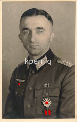 Studioaufnahme eines Oberleutnants der Infantrie mit KVK 1. Klasse und SA Sportabzeichen, Maße 9 x 14 cm