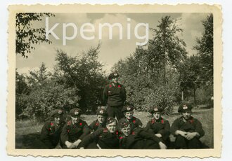 Gruppenaufnahme von Panzersoldaten mit Panzerschutzbarret, Maße 6 x 9 cm