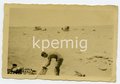 Soldat beim Wasserholen in Afrika, mittig geknickt, Maße 6 x 9 cm