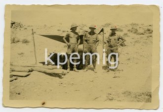 Aufnahmen von Soldaten am Unterstand  in Afrika, Maße 6 x 9 cm