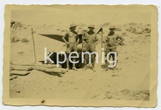 Aufnahmen von Soldaten am Unterstand  in Afrika,...