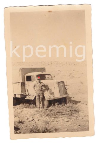 Angehöriger des Afrikakorps vor Opel Blitz, Maße 6 x 9 cm