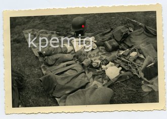 Ausrüstung eines Heeresangehörigen auf Zeltplane verteilt, Maße 7 x 11 cm