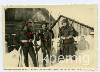 Aufnahme von Heeressoldaten mit Ski und getarnten Patronentaschen, Maße 6 x 9 cm