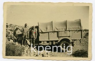 Angehörige des Afrikakorps vor Opel Blitz, Maße 6 x 9 cm