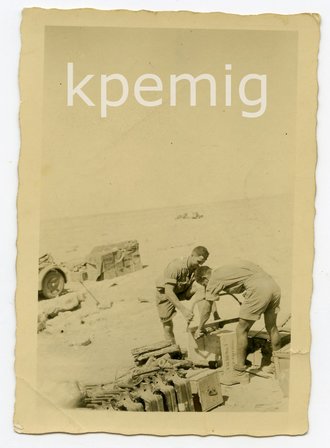 Angehörige des Afrikakorps bei Sägearbeiten, Maße 6 x 9 cm