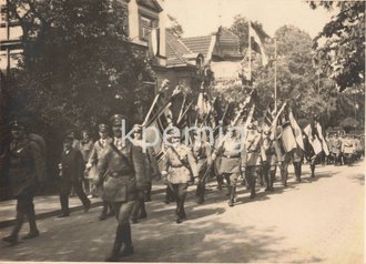 Aufnahme des Stahlhelmbundes mit Fahnenkompanie Gau Berg, Juni 1928, Maße 8 x 11 cm