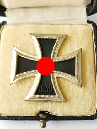 Eisernes Kreuz erster Klasse im  Etui, HK vollständig geschwärzt, Hersteller 3 für Deumer
