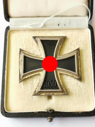 Eisernes Kreuz erster Klasse im  Etui, HK zu ca. 98% geschwärzt, Hersteller L/11 im Kasten für Deumer