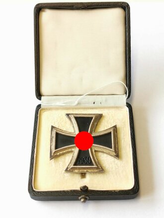 Eisernes Kreuz erster Klasse im  Etui, HK zu ca. 98% geschwärzt, Hersteller L/11 im Kasten für Deumer