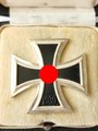 Eisernes Kreuz erster Klasse im Etui, HK vollständig geschwärzt, ohne Hersteller, rückseitig Trägername. Sehr guter Zustand