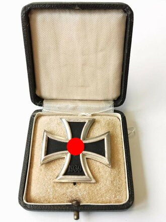 Eisernes Kreuz erster Klasse im Etui, HK vollständig geschwärzt, Hersteller 20 für Zimmermann auf der Unterseite der Nadel eingeschlagen
