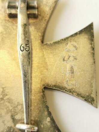 Eisernes Kreuz erster Klasse im grünen Etui, HK beinahe vollständig (99%) geschwärzt, Hersteller 65 für Klein u. Quenzer, rückseitig graviert "1943"