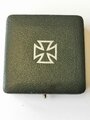 Eisernes Kreuz erster Klasse im grünen Etui, HK beinahe vollständig (99%) geschwärzt, Hersteller 65 für Klein u. Quenzer, rückseitig graviert "1943"