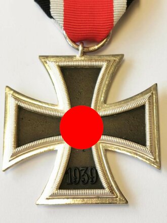 Eisernes Kreuz zweiter Klasse, HK vollständig geschwärzt, Hersteller L/11 im Bandring für  Deumer