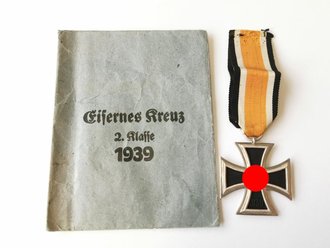 Eisernes Kreuz zweiter Klasse, HK vollständig geschwärzt, Hersteller 65 Klein u. Quenzer, mit Verleihungstüte