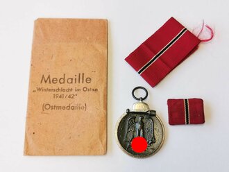 Medaille Winterschlacht im Osten mit der Verleihungstüte, mit Bandspange, Hersteller 100 im Bandring für Rudolf Wächter