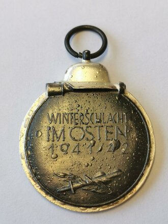 Medaille Winterschlacht im Osten mit der Verleihungstüte, mit Bandspange, Hersteller 100 im Bandring für Rudolf Wächter