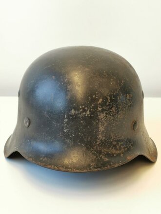 Stahlhelm Modell 1942 Wehrmacht. Wohl von der Feuerwehr nach dem Krieg überlackiertes Stück