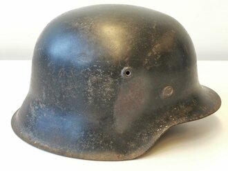 Stahlhelm Modell 1942 Wehrmacht. Wohl von der Feuerwehr nach dem Krieg überlackiertes Stück