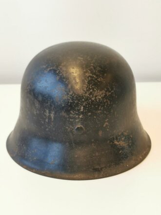 Stahlhelm Modell 1942 Wehrmacht. Wohl von der Feuerwehr nach dem Krieg überlackiertes Stück