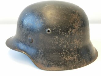 Stahlhelm Modell 1942 Wehrmacht. Wohl von der Feuerwehr nach dem Krieg überlackiertes Stück