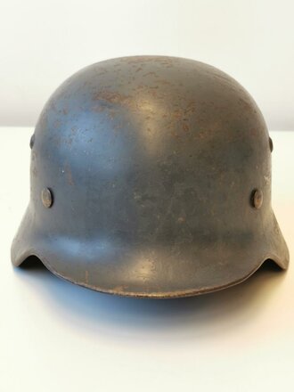 Luftwaffe Stahlhelm Modell 1935, in allen Teilen original, das Abzeichen nur in Resten erhalten