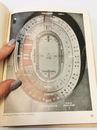 Amtlicher Führer zur Feier der XI. Olympischen Spiele Berlin 1936 mit 172 Seiten und Lesebändchen mit Anhänger Olympiaglocke und Plakette Bochumer Verein