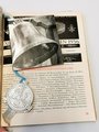 Amtlicher Führer zur Feier der XI. Olympischen Spiele Berlin 1936 mit 172 Seiten und Lesebändchen mit Anhänger Olympiaglocke und Plakette Bochumer Verein