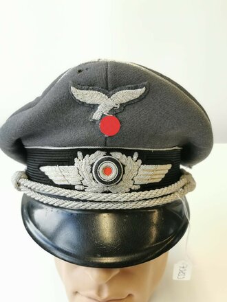 Luftwaffe, Schirmmütze für Offiziere. der Schirm alt angeheftet, getragenes Stück, Kopfgrösse 57