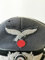 Luftwaffe, Schirmmütze für Offiziere. der Schirm alt angeheftet, getragenes Stück, Kopfgrösse 57