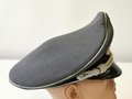 Luftwaffe, Schirmmütze für Offiziere. der Schirm alt angeheftet, getragenes Stück, Kopfgrösse 57