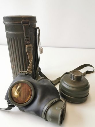 Gasmaske in Dose Modell 1938 der Wehrmacht. Die Maske und der Filter in sehr gutem Zustand, die Dose datiert 1943
