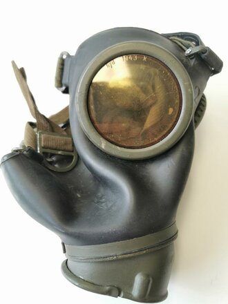 Gasmaske in Dose Modell 1938 der Wehrmacht. Die Maske und der Filter in sehr gutem Zustand, die Dose datiert 1943