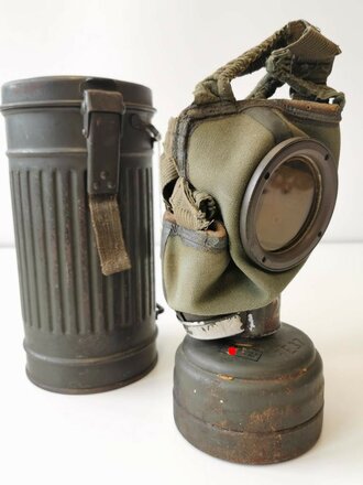 Gasmaske in Dose Modell 1930 der Wehrmacht. Die Dose...