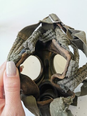 Gasmaske in Dose Modell 1930 der Wehrmacht. Die Dose datiert 1936