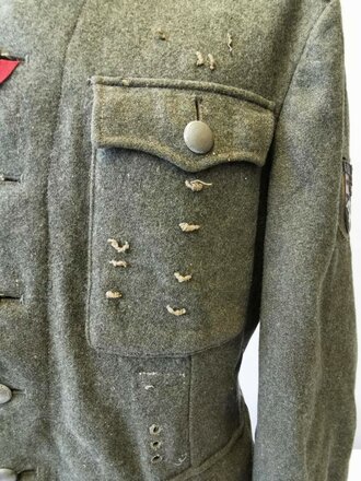 Heer, Feldbluse Modell 1942 für einen Unteroffizier der Infanterie. Kammerstück von 1942, die Effekten original vernäht. Getragenes Stück