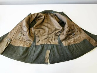 Heer, Feldbluse Modell 1942 für einen Unteroffizier der Infanterie. Kammerstück von 1942, die Effekten original vernäht. Getragenes Stück