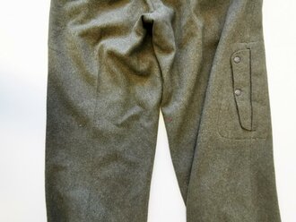 Luftwaffe, Hose für Fallschirmjäger. Getragenes Kammerstück in gutem Zustand, bei der linken Vordertasche fehlt das Gegenstück des Druckknopf