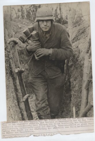 Presseaufnahme "Geduckt kommt der Munitionsträger den Graben entlang den Arm voller Handgranten", Maße 24 x 18 cm