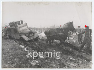 Presseaufnahme "Durch Morast und Schlamm", Maße 24 x 18 cm