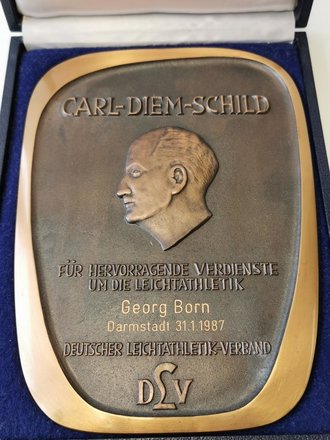 Carl Diem Schild "Für hervorragende Verdienste um die Leichtathletik" im Etui, Verliehen 1987.  Gewaltige Auszeichnung, Maße des Etui 20 x 26,5cm
