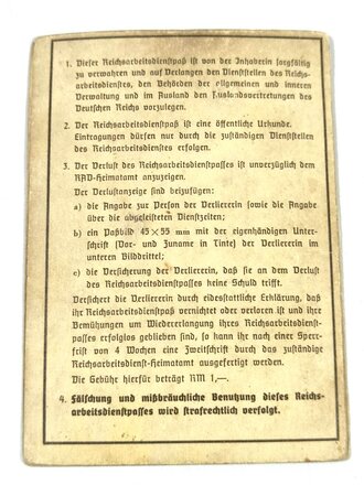 Reichsarbeitsdienst Paß für eine Angehörige der weiblichen Jugend aus Kattowitz. Getragenes Stück, dabei 3 Fotos, jeweils mit Brosche