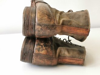 Paar Halbschuhe für Angehörige der Wehrmacht  in Tropenausführung . Getragenes Paar