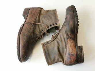 Paar Halbschuhe für Angehörige der Wehrmacht  in Tropenausführung . Getragenes Paar